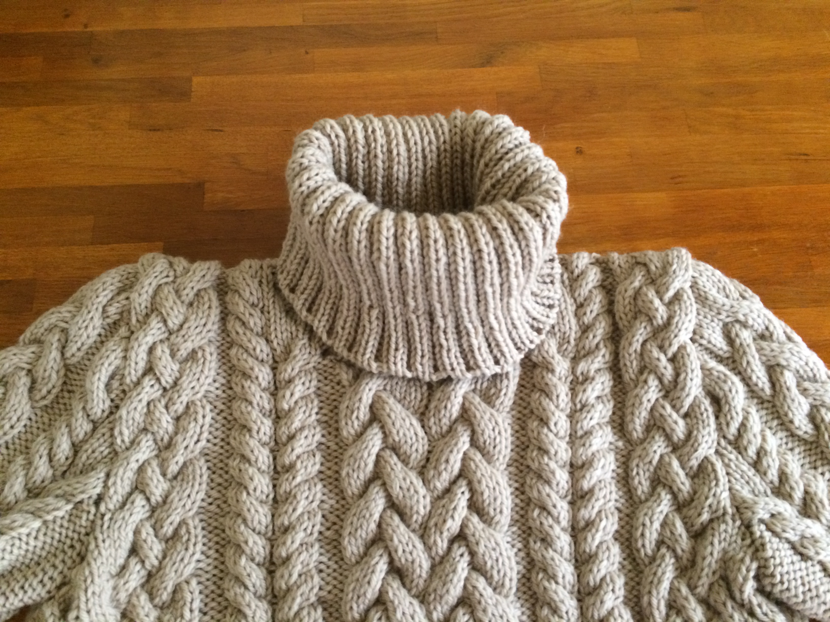 ケーブル編みのタートルネックセーター – Ito-Knitting